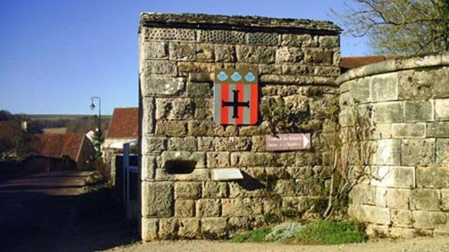 Le Puits Fortifie Salives Exterior foto